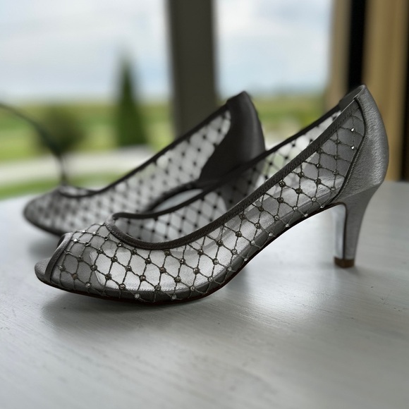 ADRIANNA PAPELL, 100% SILVER MESH HEELS WITH LEATHER SOLE. 2 1/2” HEEL. SIZE 9M - Picture 1 of 8